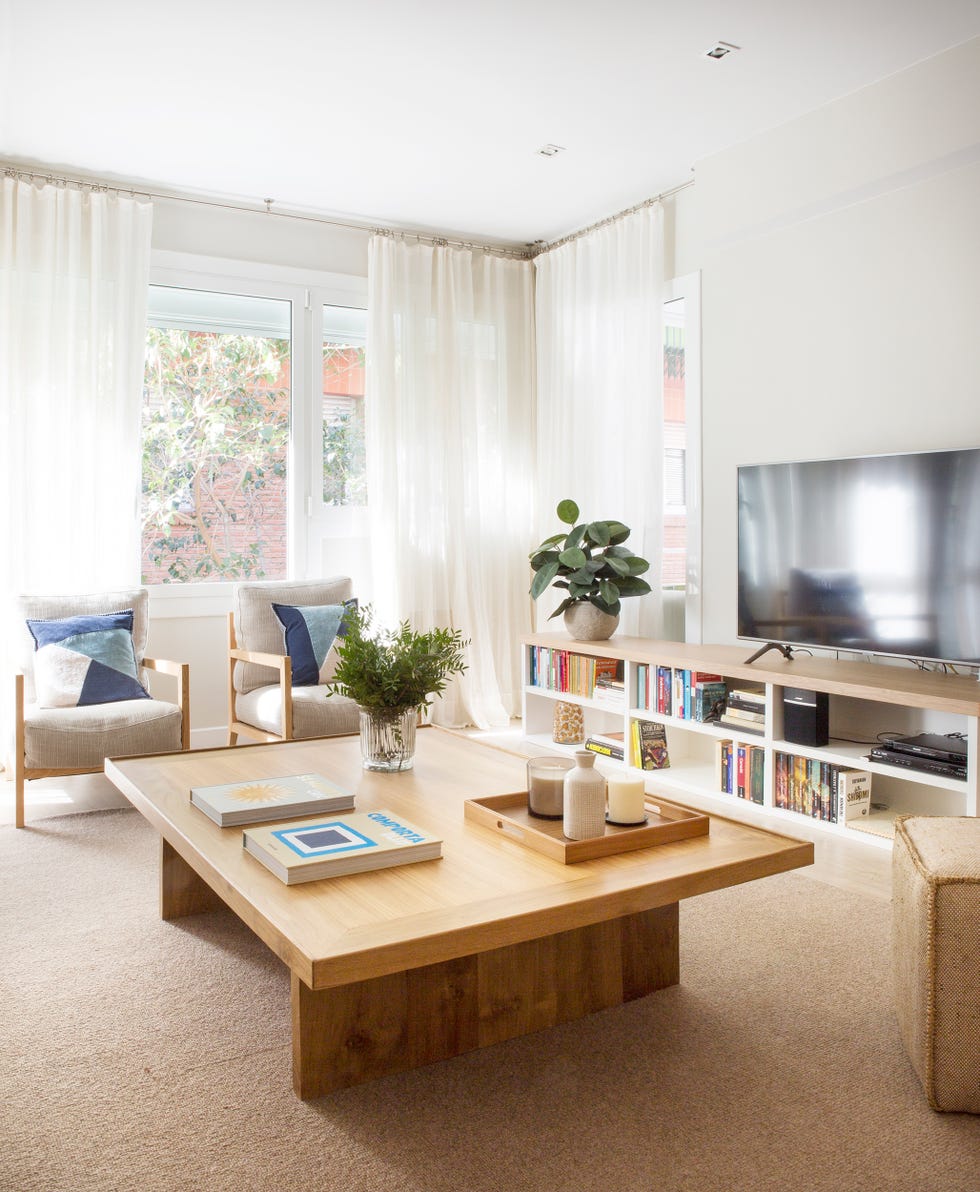 salón decorado en tonos claros con mesa de centro de roble