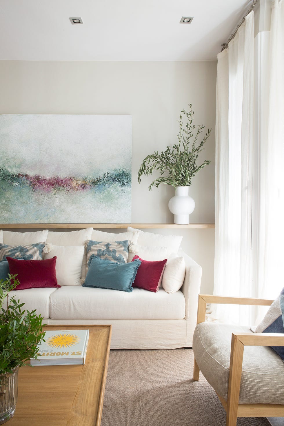 salón decorado en tonos claros con mesa de centro de roble