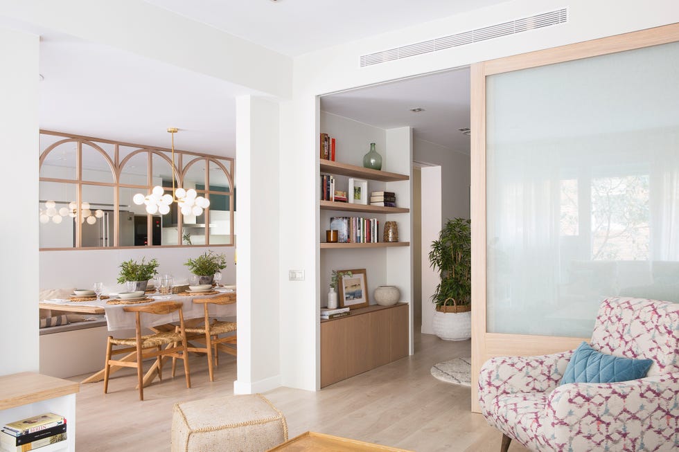 salón comedor abierto con puerta corredera de madera