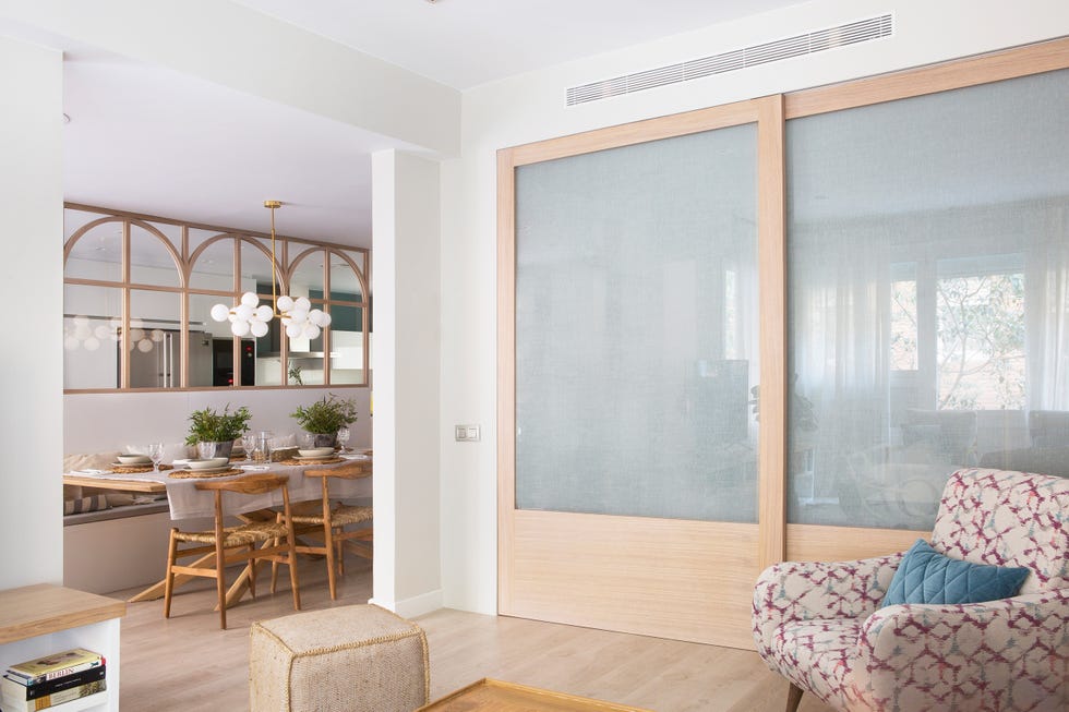 salón comedor abierto con puerta corredera de madera