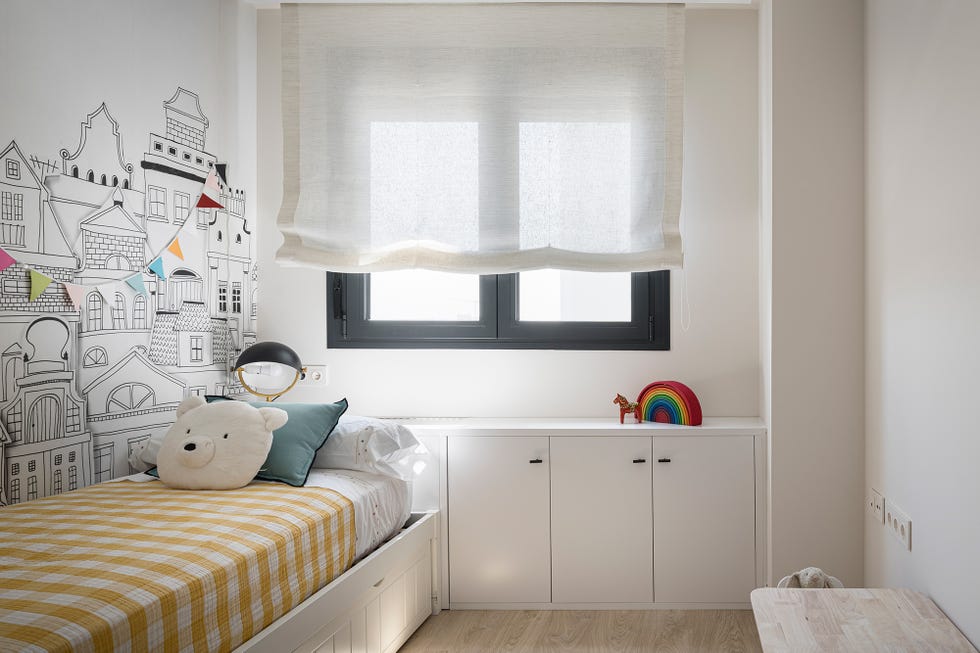 dormitorio infantil decorado con un mural de casitas en blanco y negro
