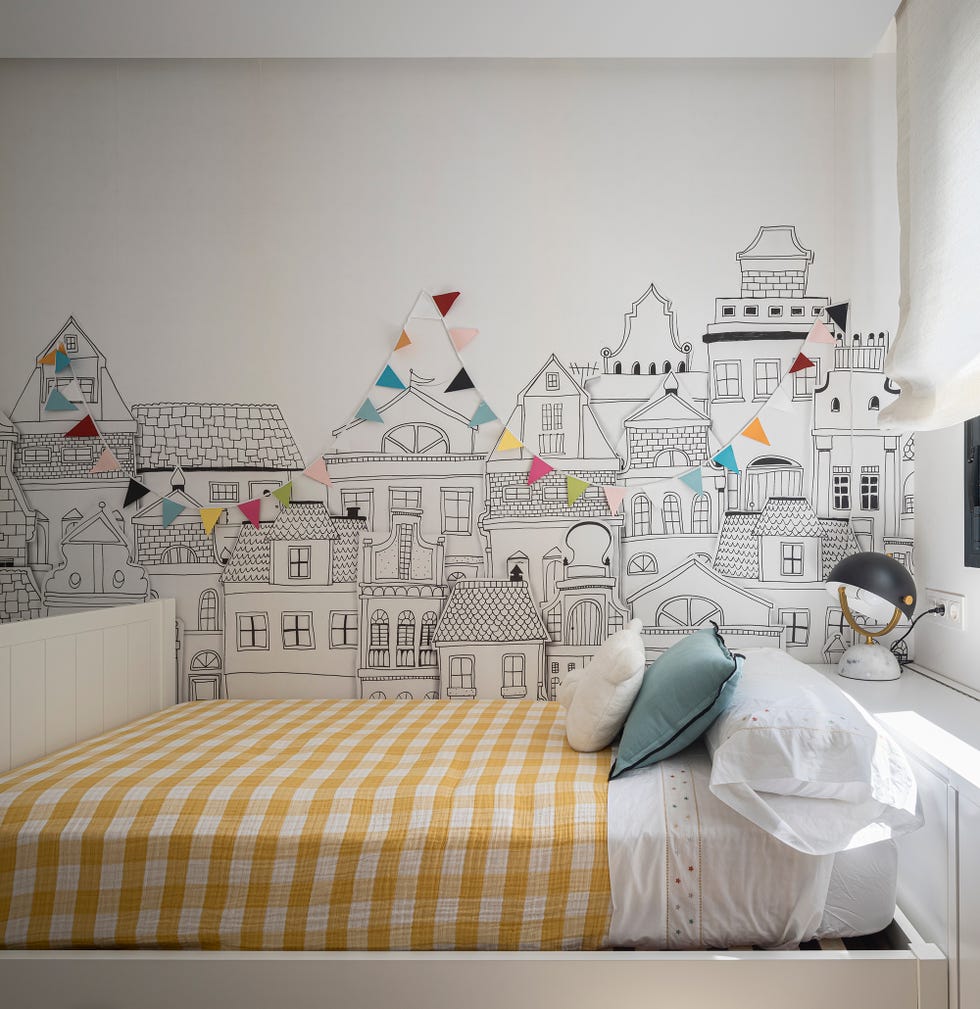 dormitorio infantil decorado con un mural de casitas en blanco y negro