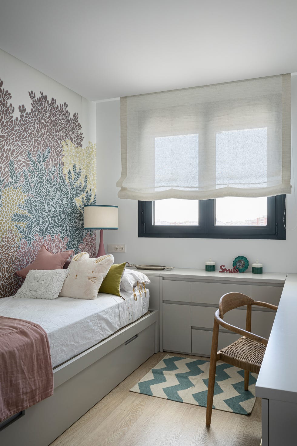 dormitorio infantil decorado con un mural floral de colores