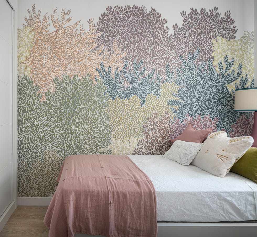 dormitorio infantil decorado con un mural floral de colores
