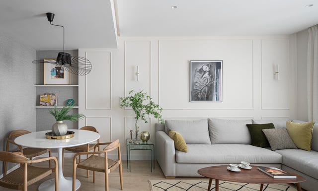 salón comedor decorado en tonos neutros con diseño chic contemporáneo y molduras en las paredes