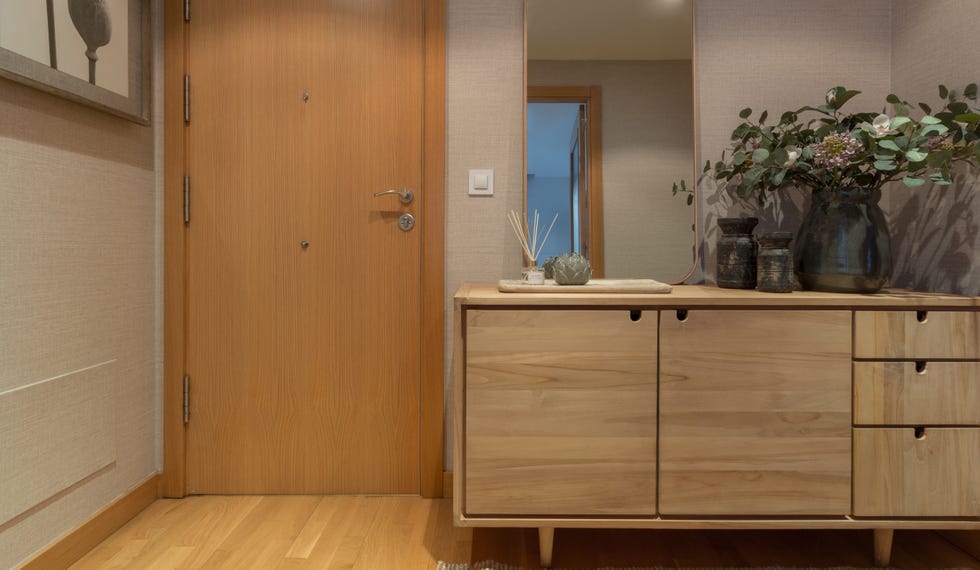 recibidor con aparador de madera de estilo mid century