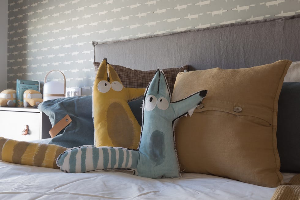 peluches de animales en color azul y mostaza