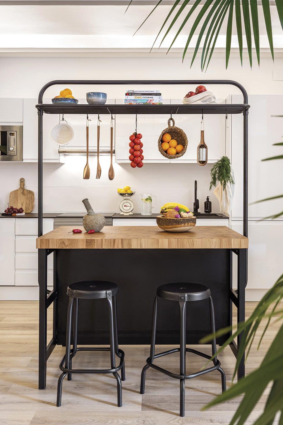 piso industrial y tropical cocina con isla