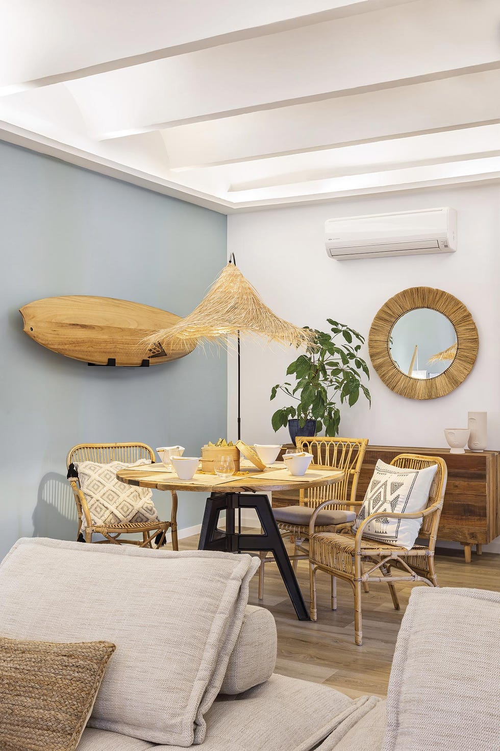 piso industrial y tropical comedor con estilo playero