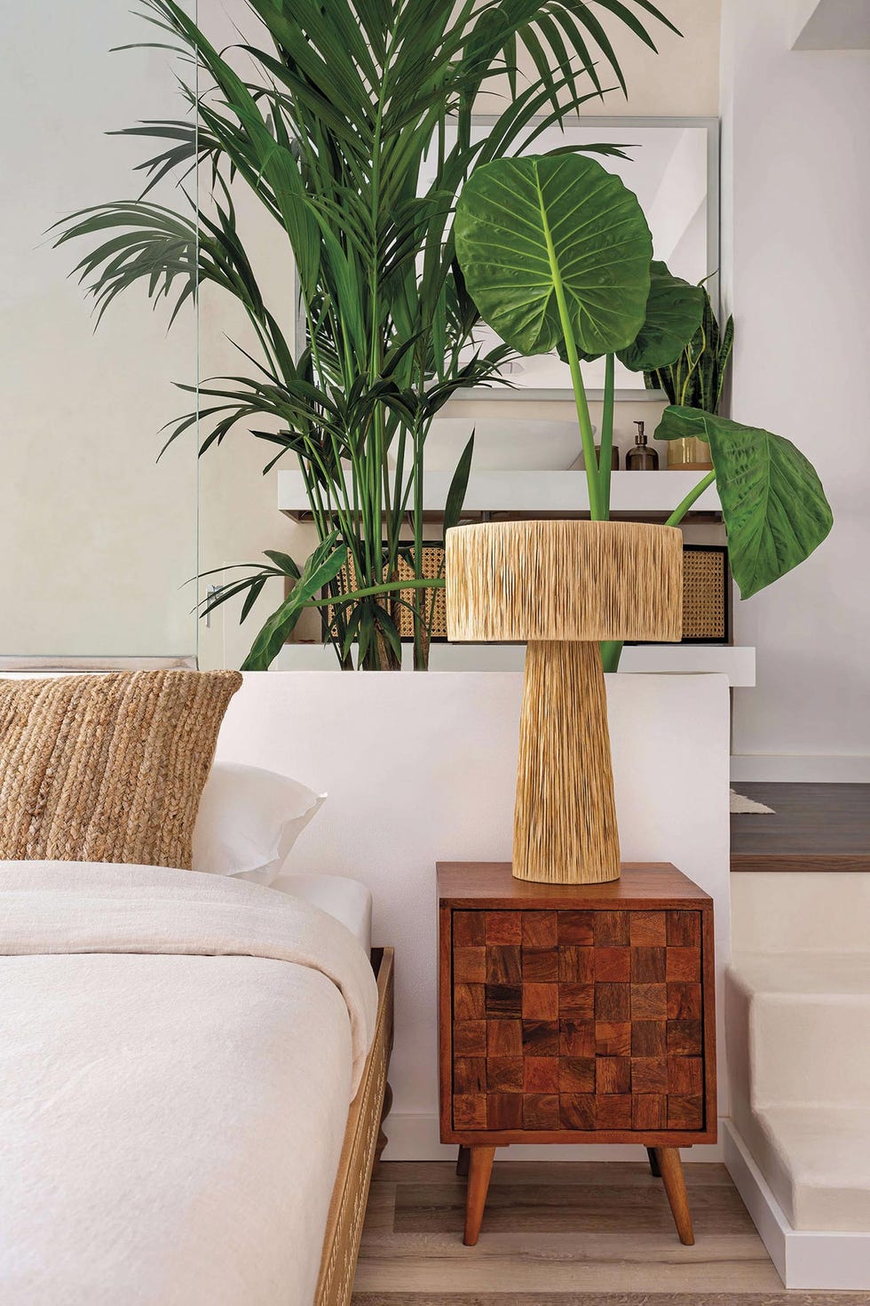 piso industrial y tropical dormitorio con muebles de madera y fibra