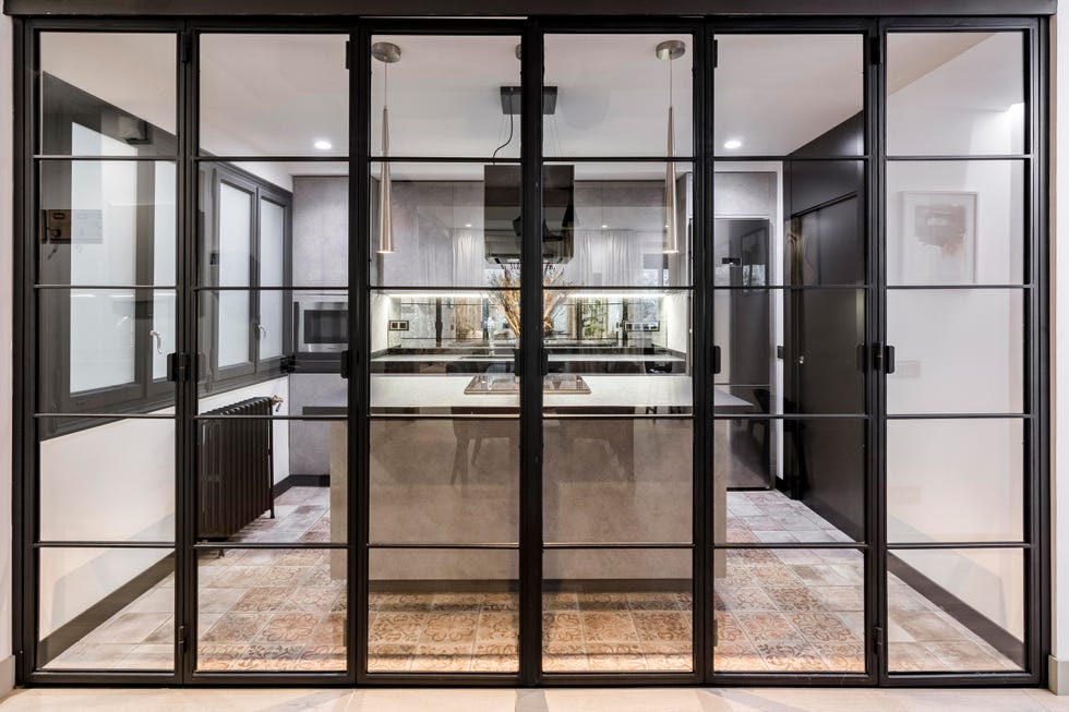 cocina moderna con isla central y cerramiento de vidrio