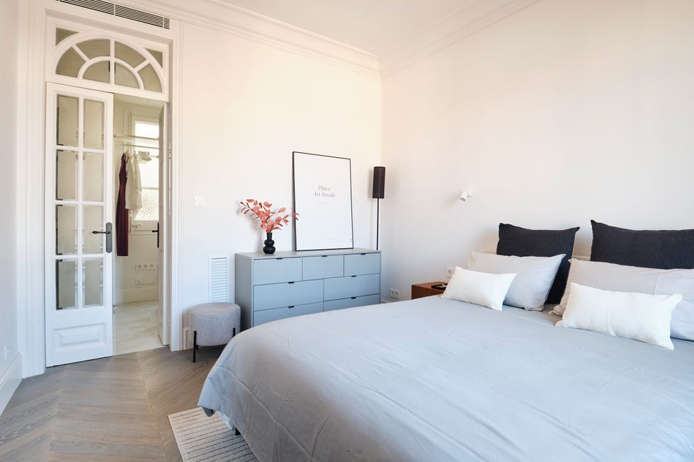 dormitorio con baño en suite