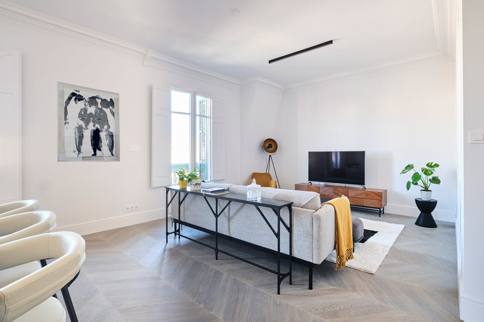 salón con sofá gris y mueble de tv de madera