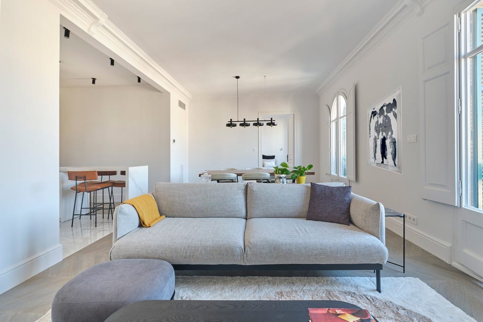 salón abierto con sofá gris