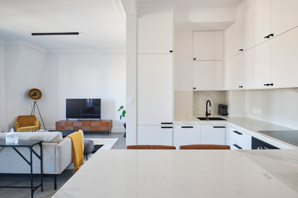 cocina blanca abierta al salón
