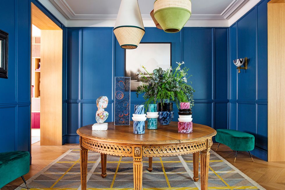 piso elegante y moderno en calle lagasca madrid recibidor pintado en azul