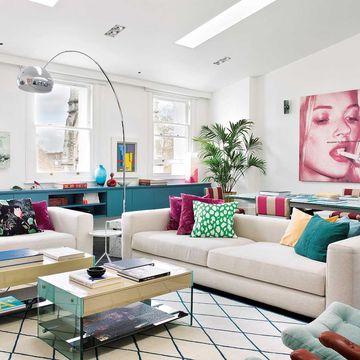 un piso en londres con dos terrazas decorado con un estilo eclectico muy colorido