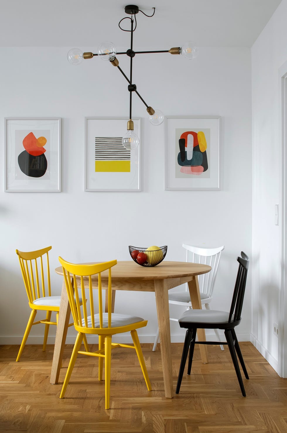 Pequeño apartamento decorado con color en Varsovia