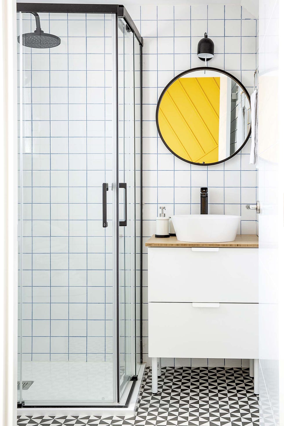 Piso en Madrid 58 m: Baño con azulejos blancos