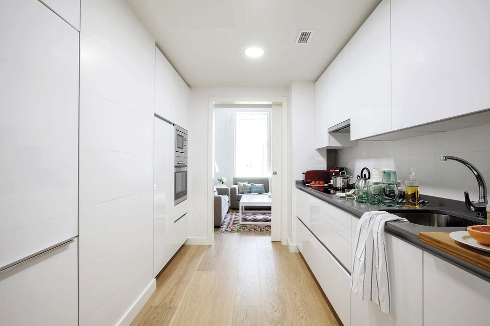 piso de alquiler en madrid cocina alargada en blanco