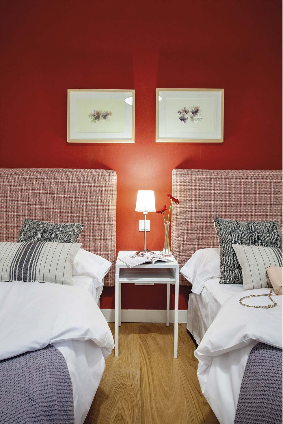 piso de alquiler en madrid dormitorio rojo con dos camas