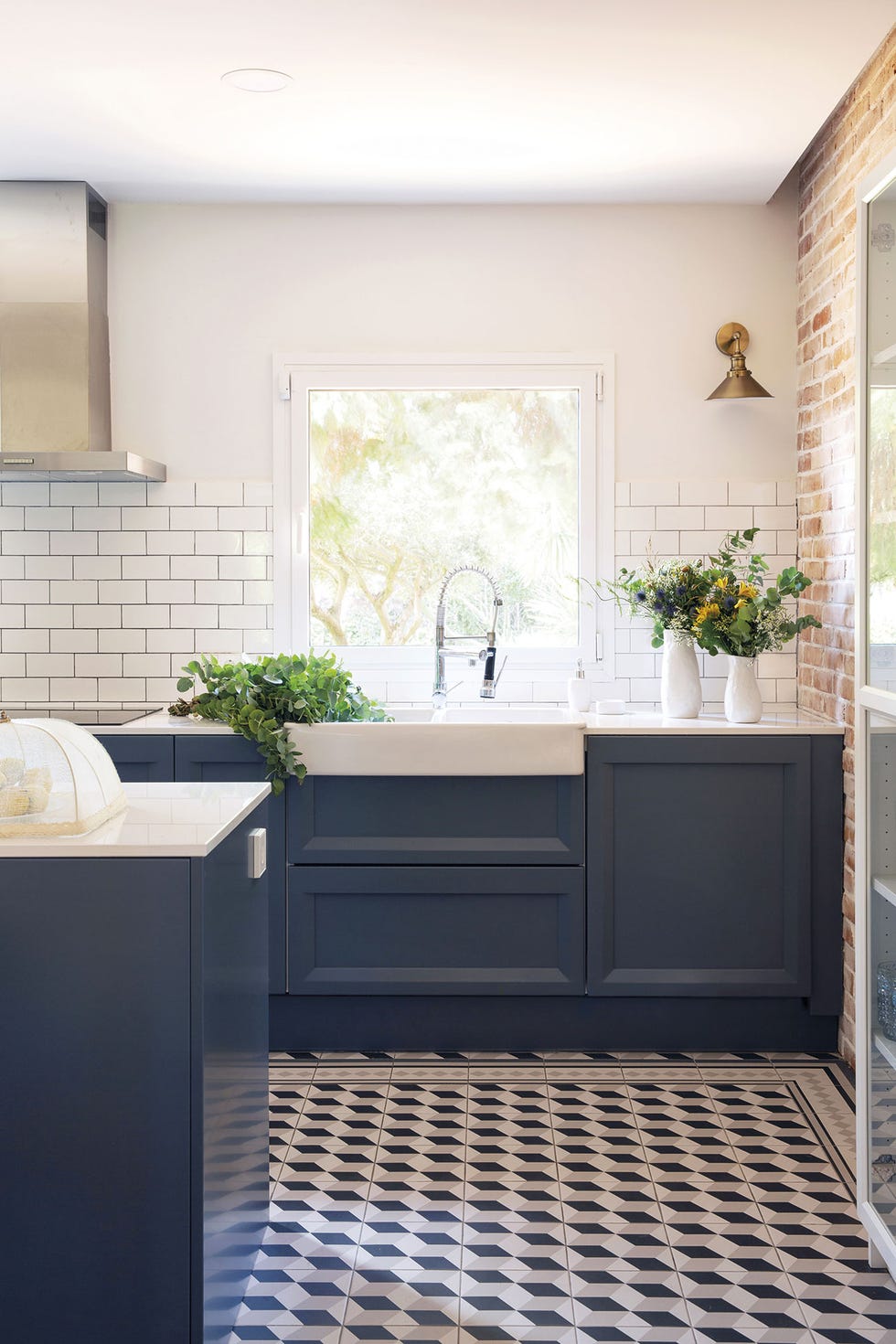 casa reformada cocina en azul y blanco