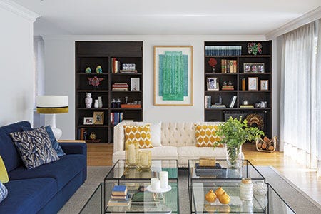 casa reformada salón con estanterías