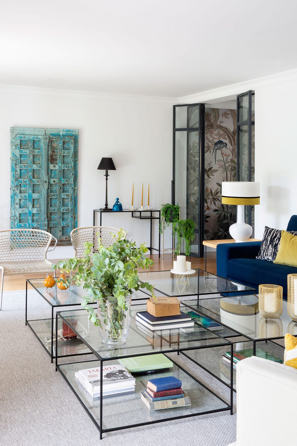 casa reformada salón con mesas de centro de cristal