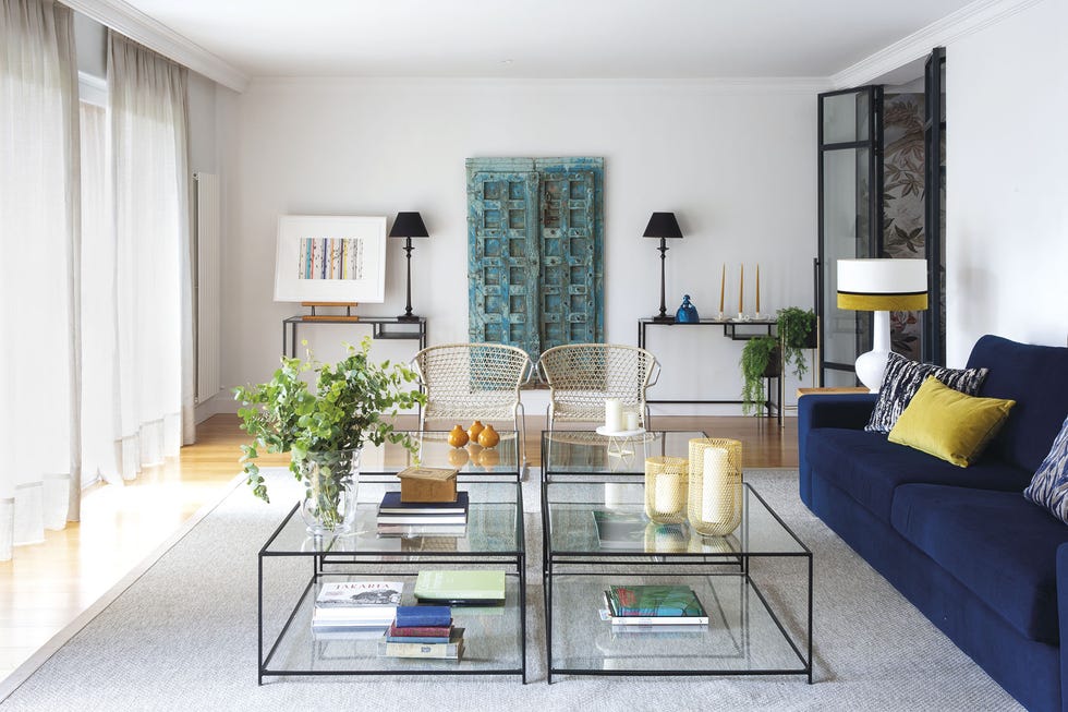 casa reformada salón con mesas de centro de cristal