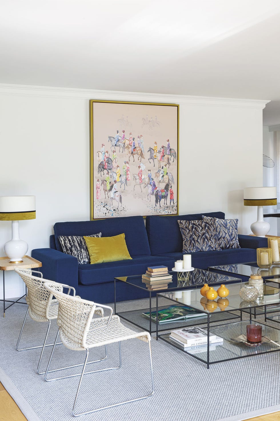 casa reformada salón sofá azul