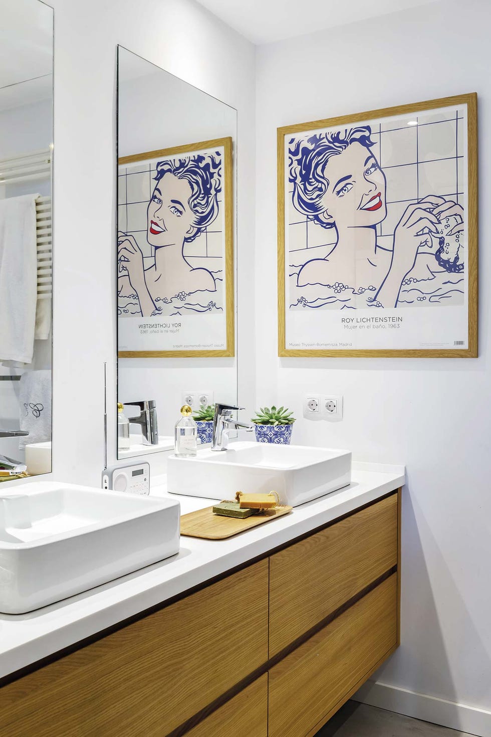 piso con espacios abiertos baño con doble lavabo