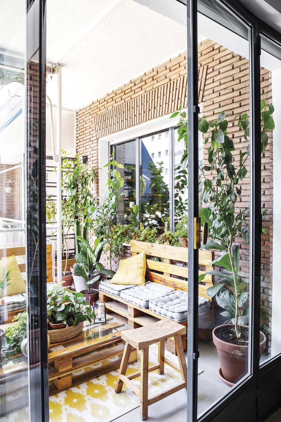piso con espacios abiertos terraza con muebles de palés
