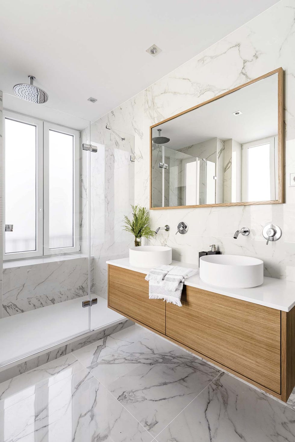 Piso moderno en Madrid: Baño de mármol
