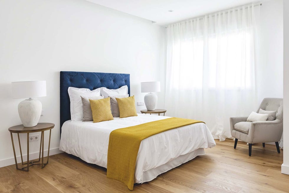 Piso moderno en Madrid: Dormitorio principal
