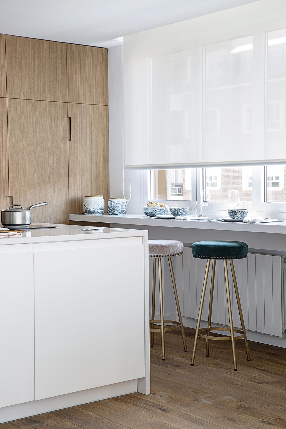 piso renovado en madrid cocina con barra de desayunos
