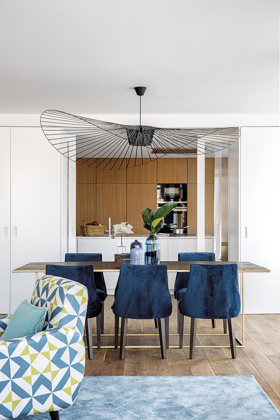 piso renovado en madrid comedor de madera