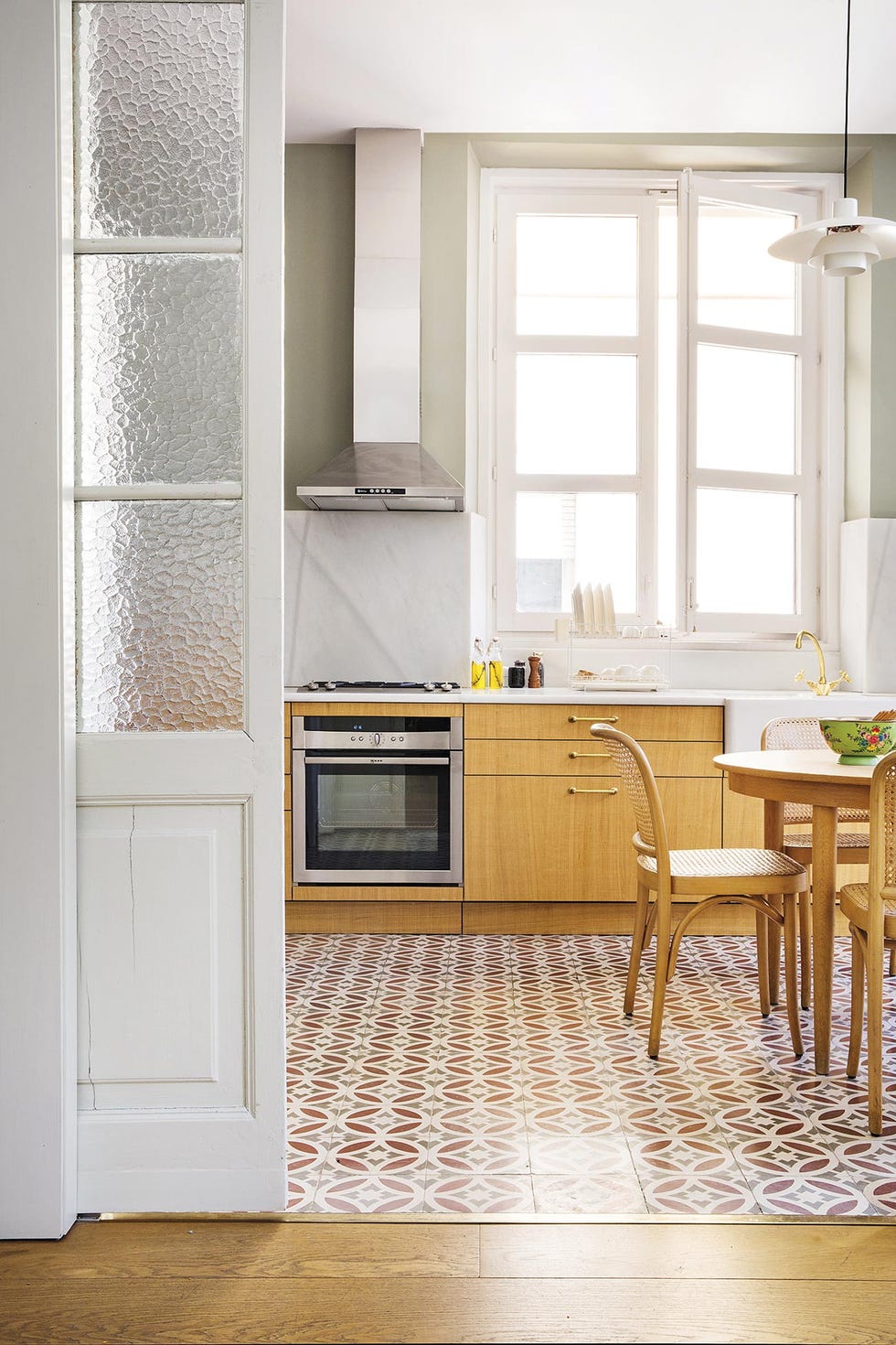 puerta corredera en piso retro con cocina de madera con suelo hidráulico