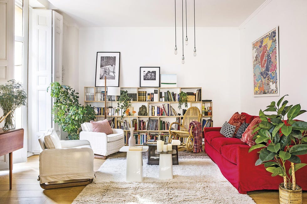 piso retro  new salón con sofá rojo y estantería