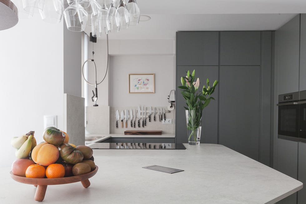 cocina de diseño contemporáneo en color gris con encimera efecto mármol