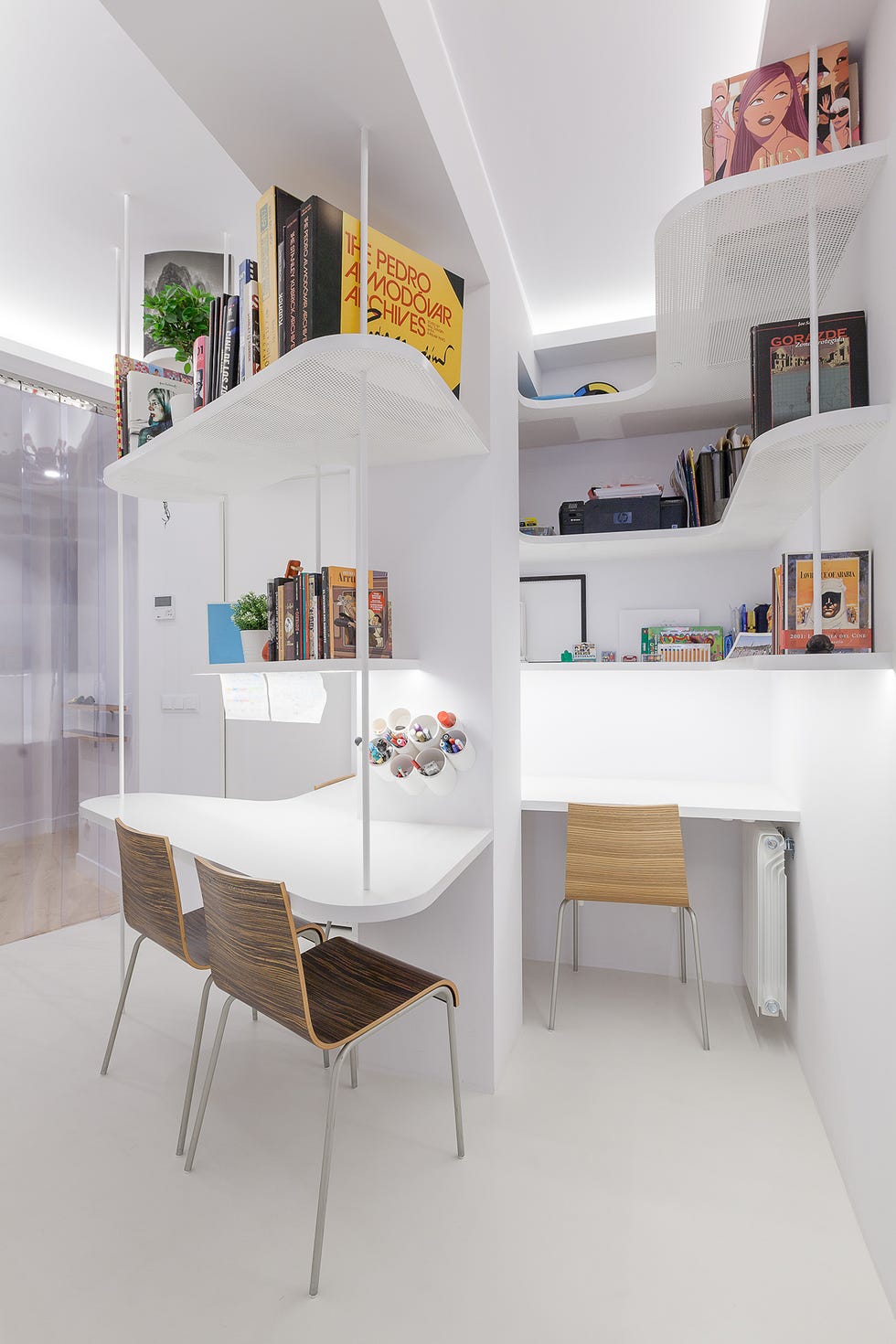 zona de estudio infantil de diseño moderno decorada en blanco