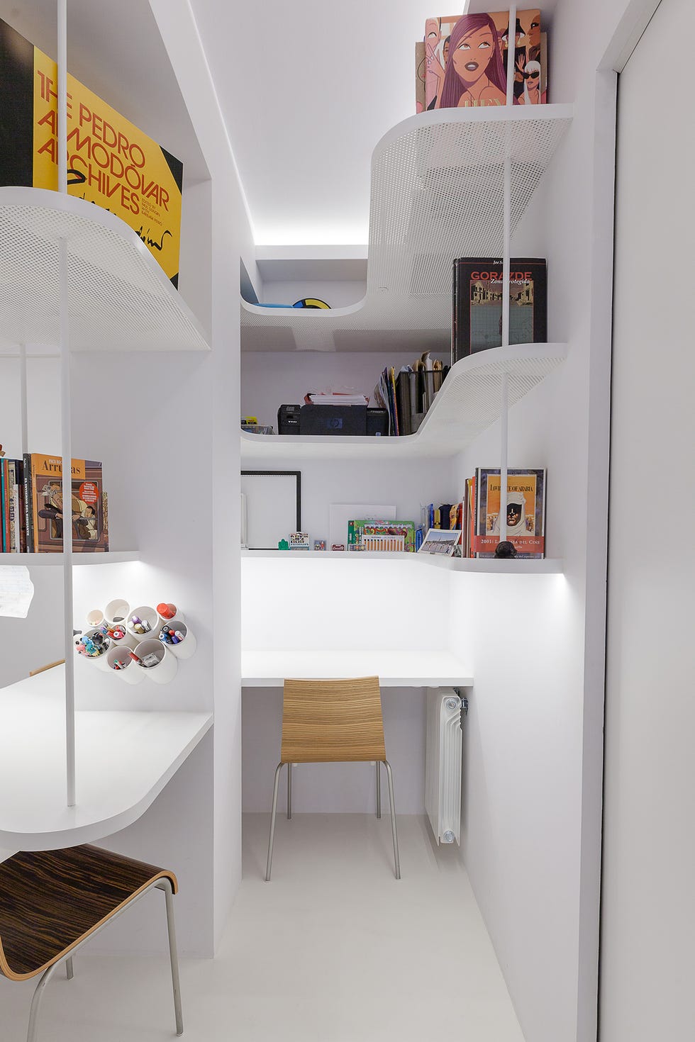 zona de estudio infantil de diseño moderno decorada en blanco
