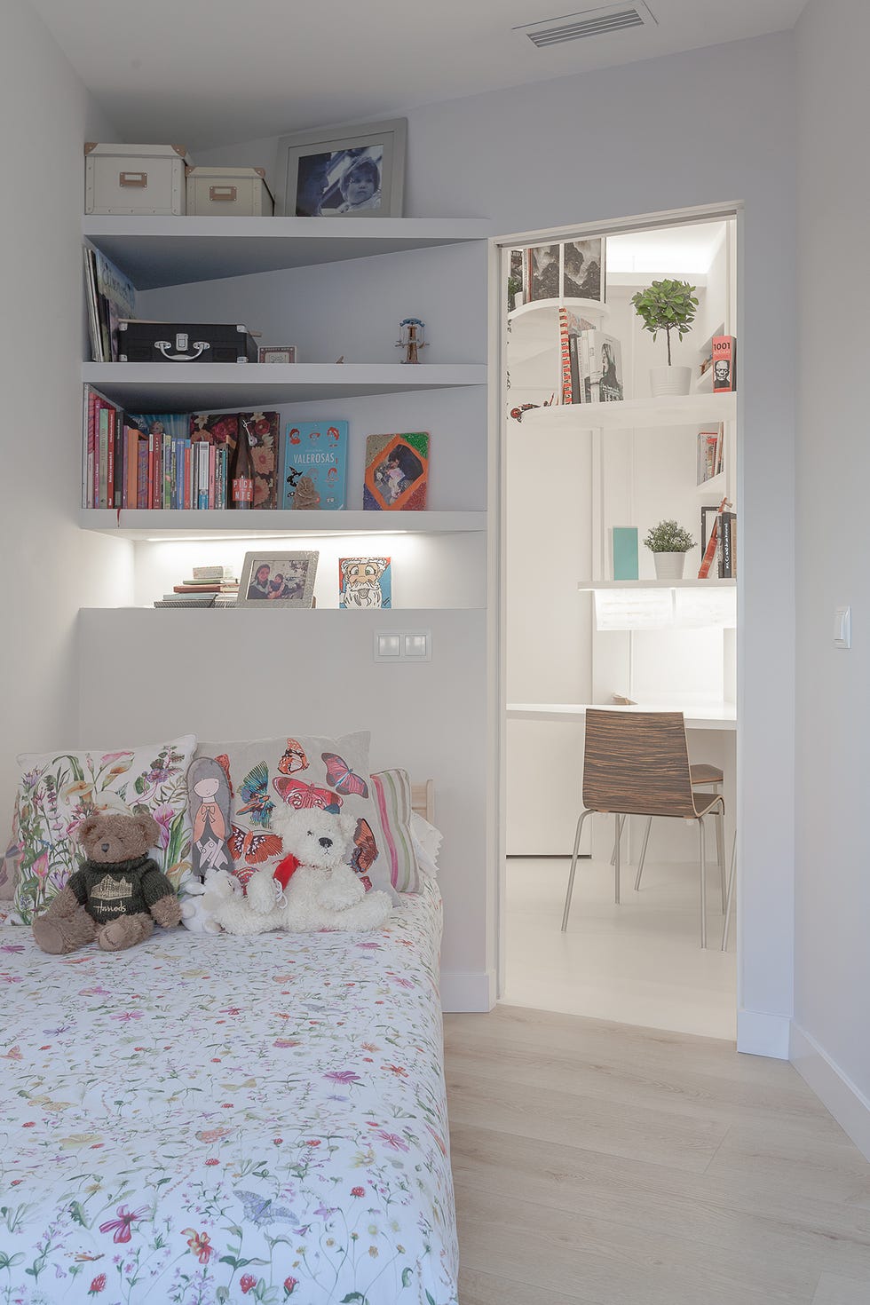 dormitorio infantil decorado en color blanco