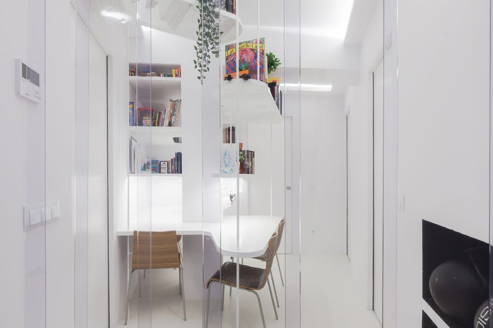 zona de estudio infantil de diseño moderno decorada en blanco