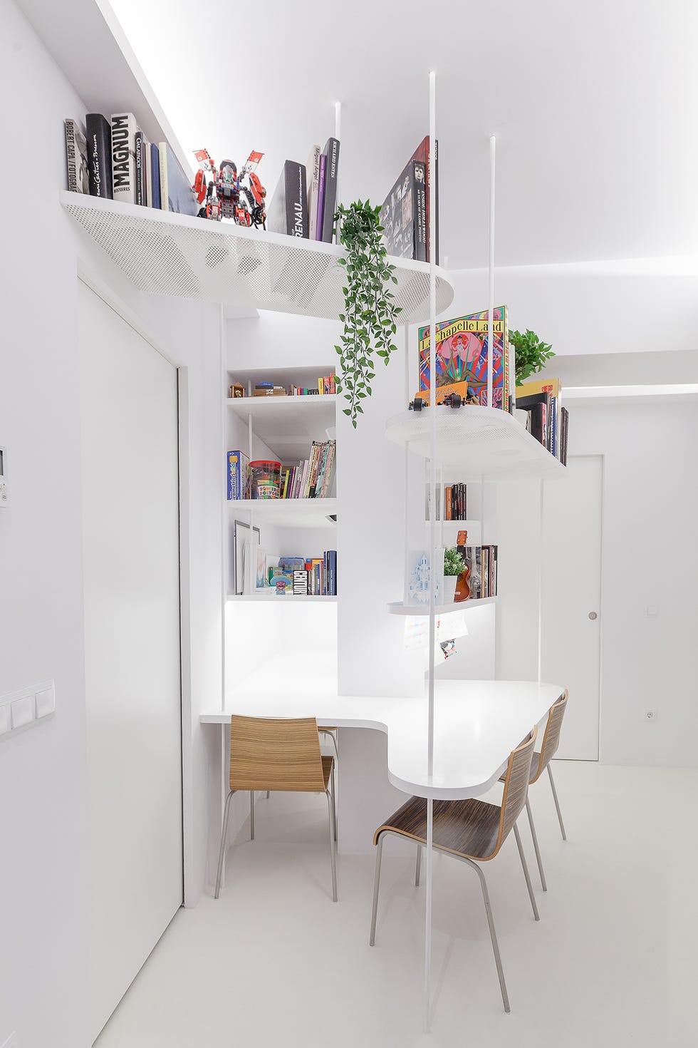 zona de estudio infantil de diseño moderno decorada en blanco