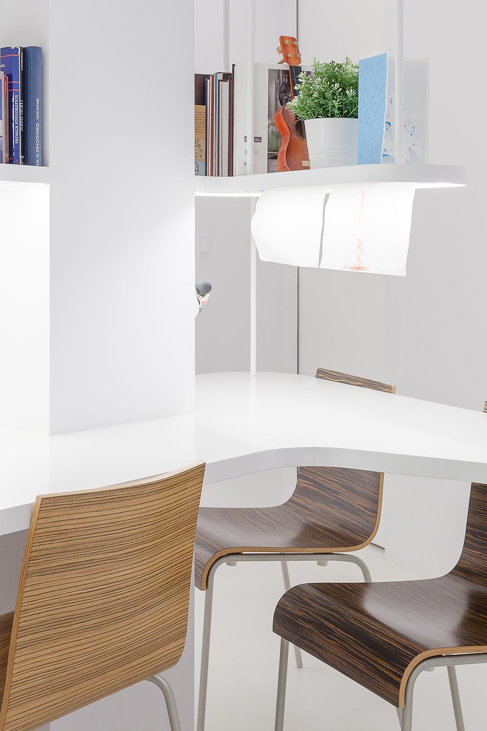 zona de estudio infantil de diseño moderno decorada en blanco