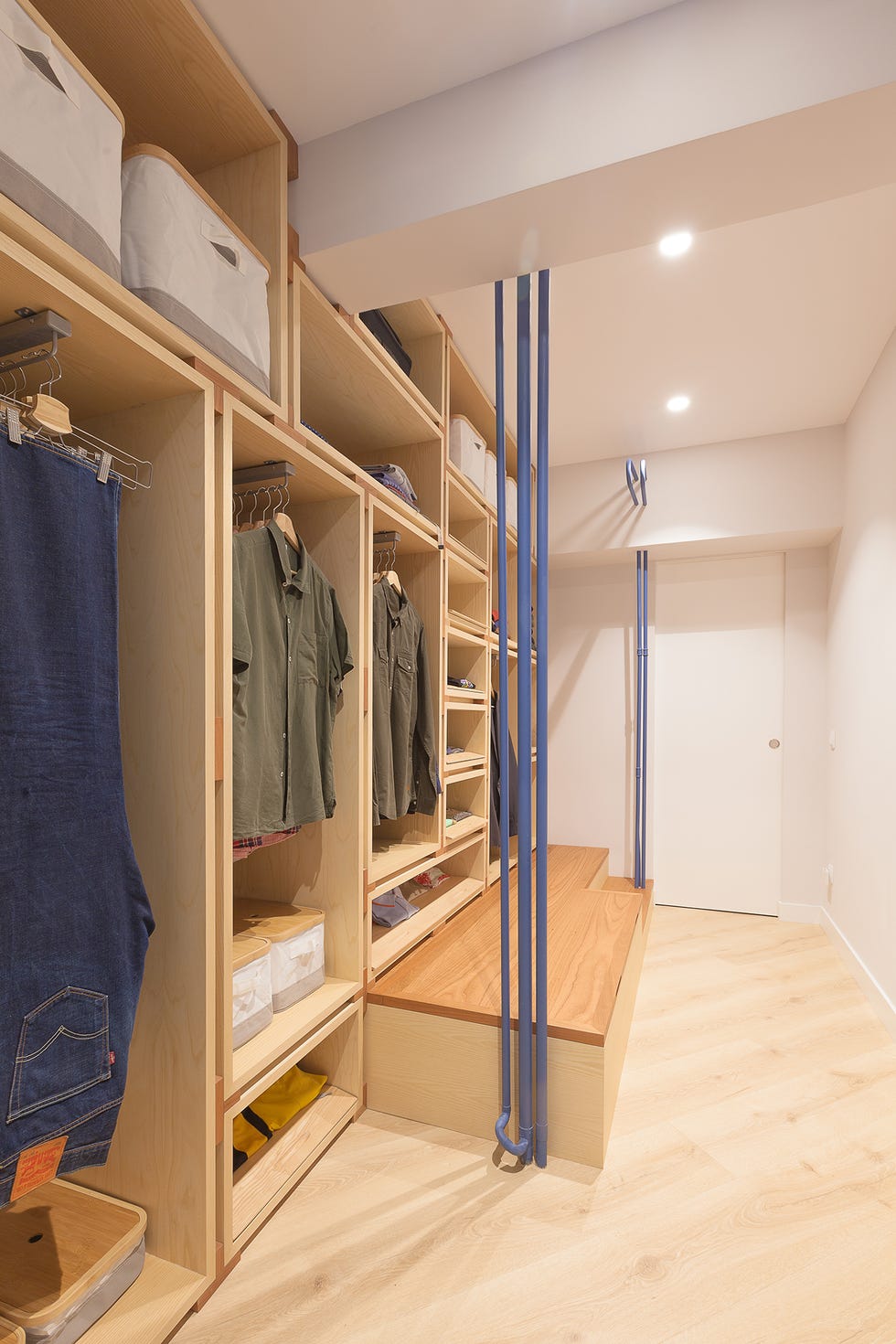 vestidor masculino de madera conectado con el baño