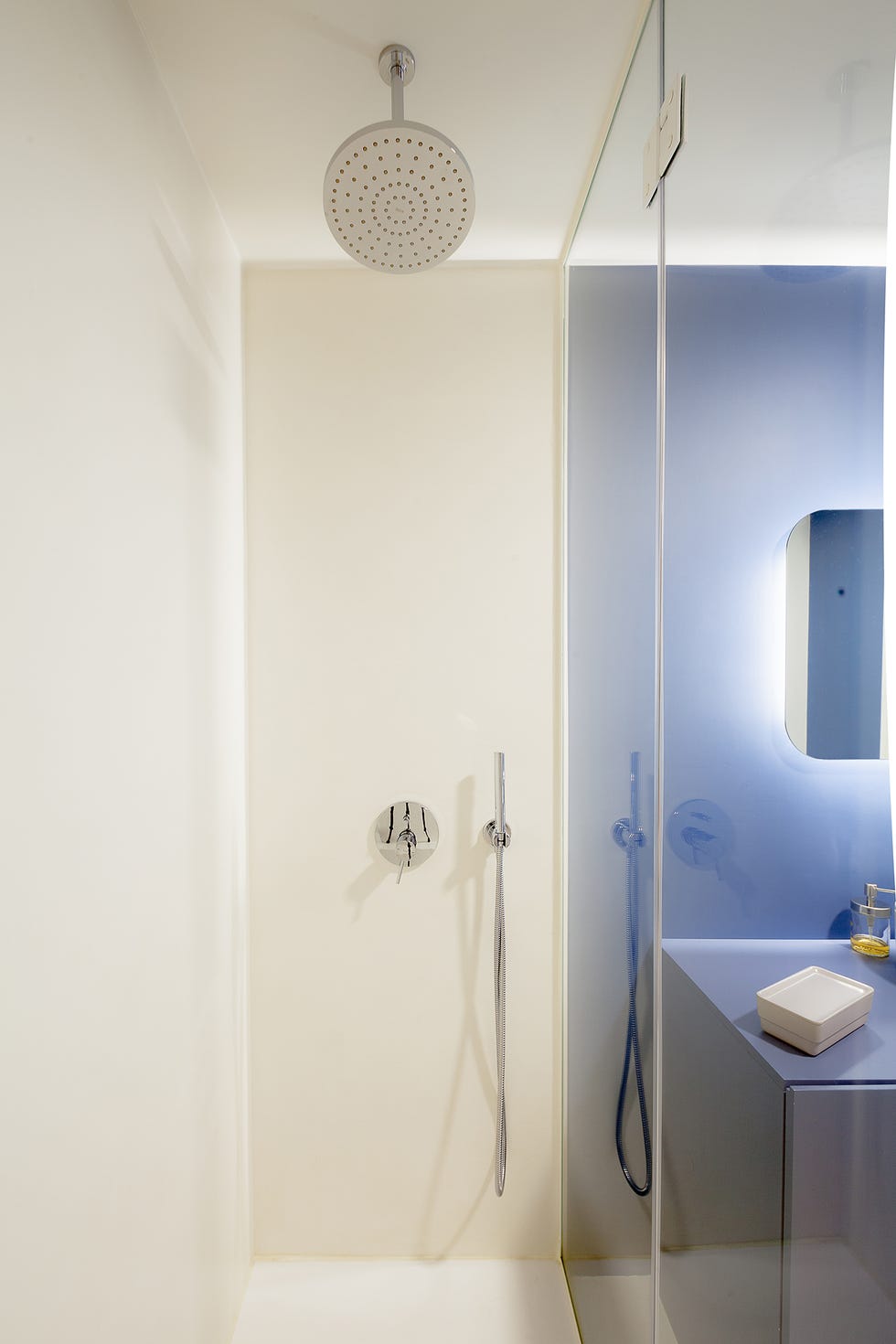 baño de color azul y diseño contemporáneo