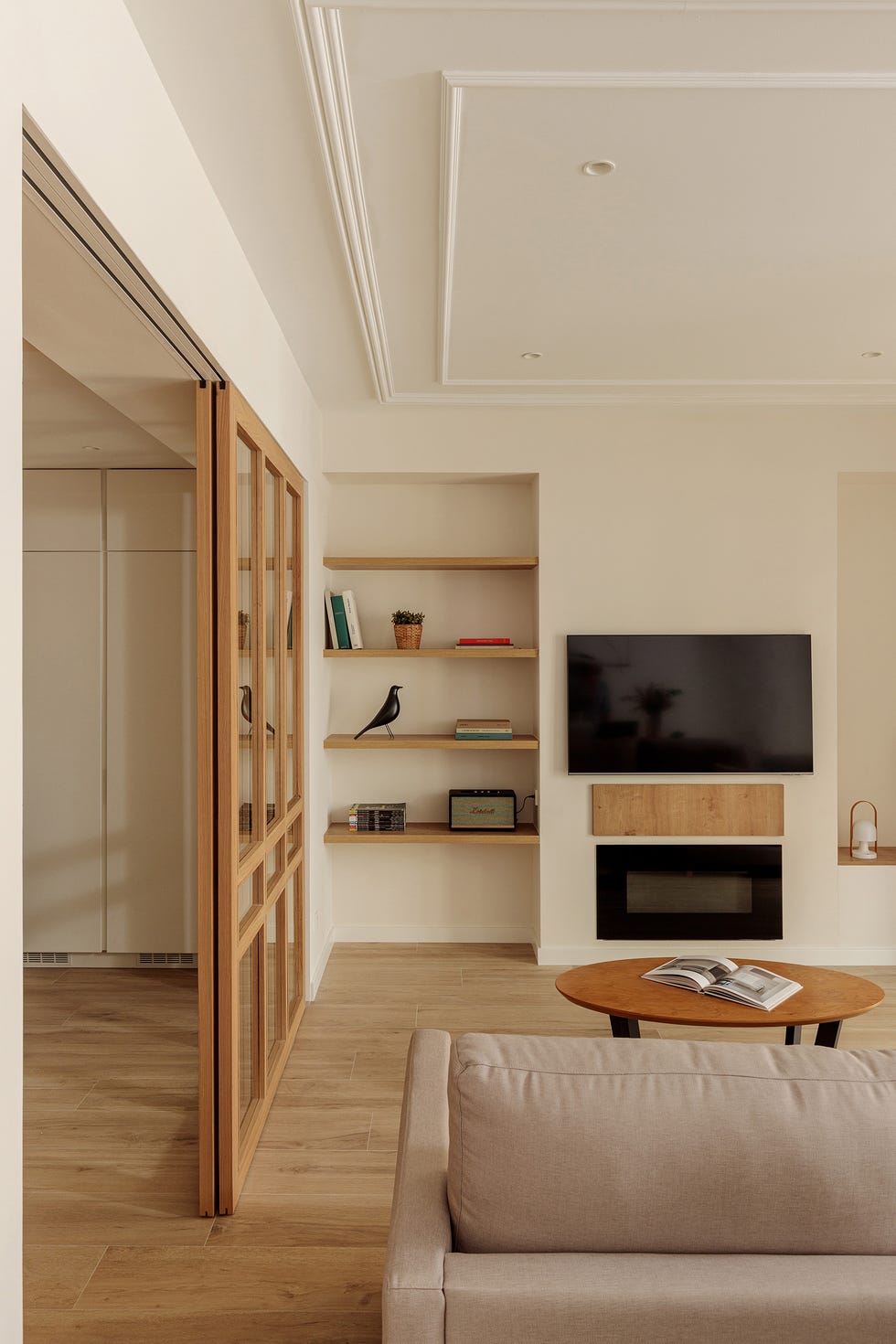 salón minimalista con chimenea empotrada