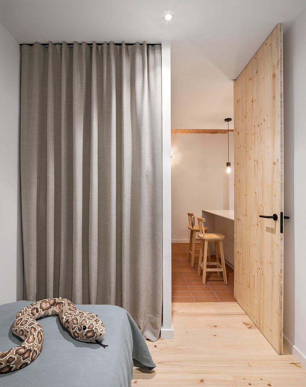 dormitorio con cortina de color crudo para tapar el armario