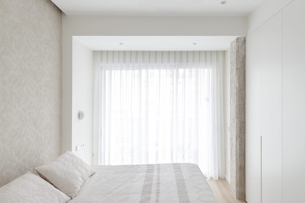 dormitorio minimalista en blanco